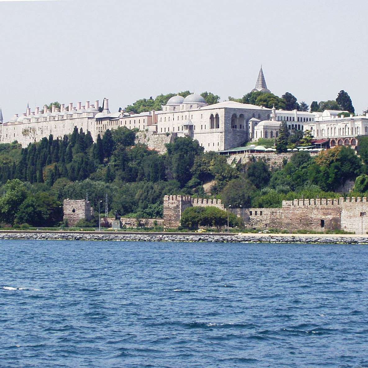 Topkapi Palast vom Bosphorus Copyright Talmoryair 1185x1185px